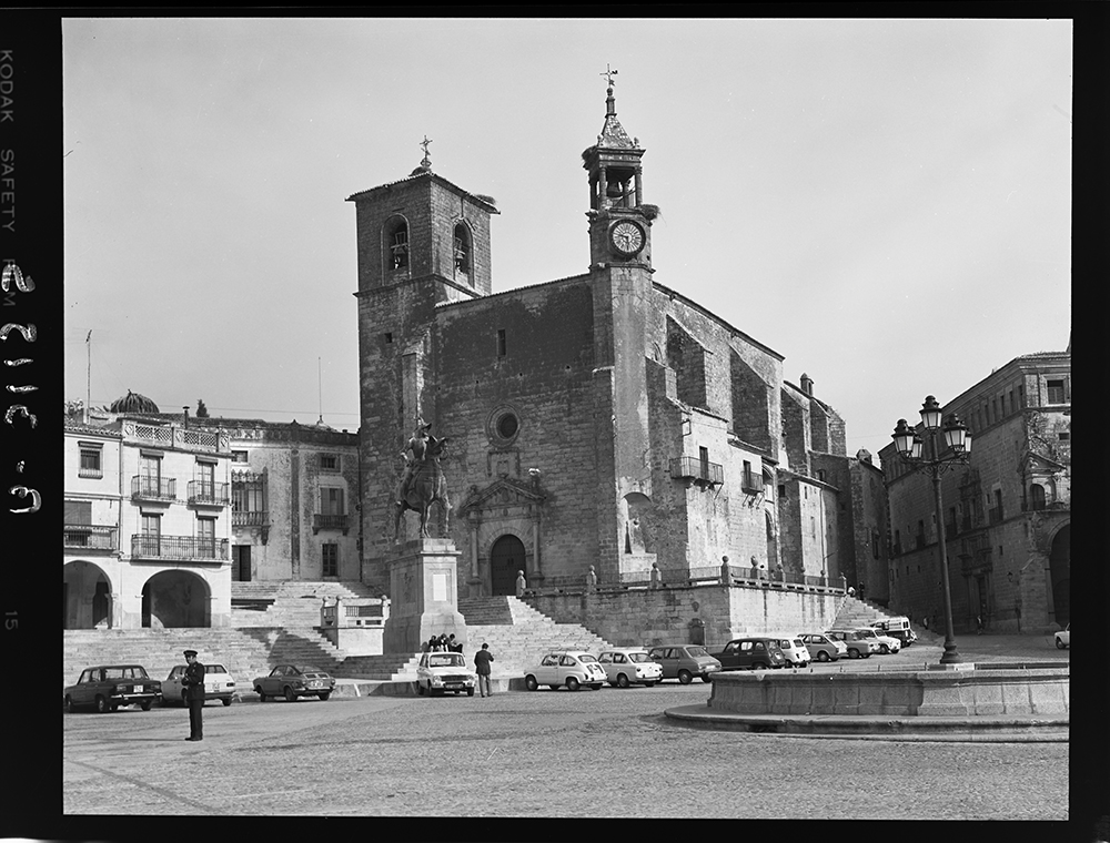 Vista de la plaza con la estatua de Pizarro