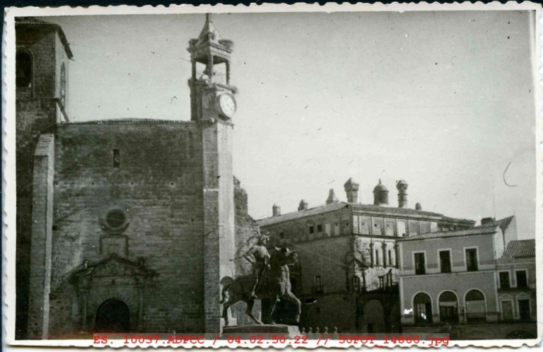 Vista de la plaza Mayor de Trujillo con San Martín