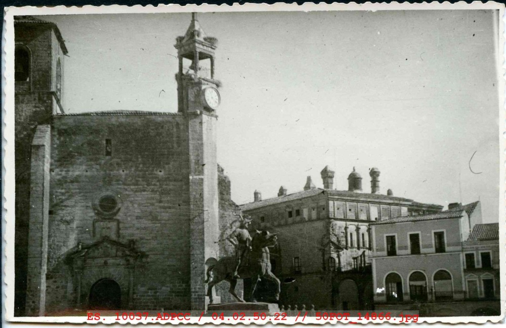 Vista de la plaza Mayor de Trujillo con San Martín