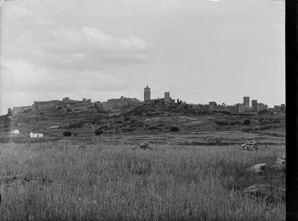Vista de Trujillo con los restos de la muralla, el castillo
