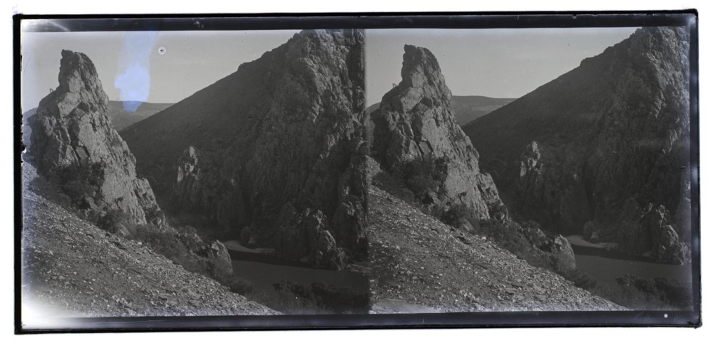 Vista de un valle entre montañas