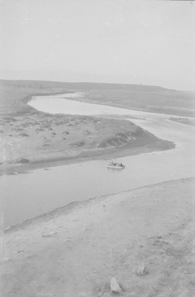 Vista de una barca en el río entre los campos