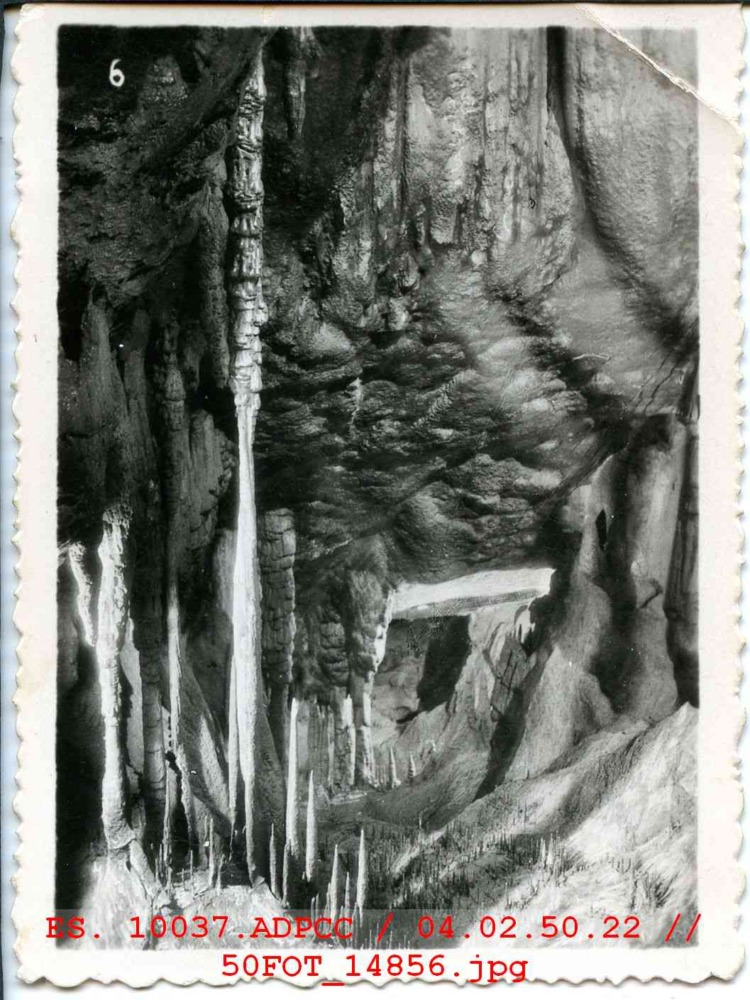 Vista de una cueva sin identificar