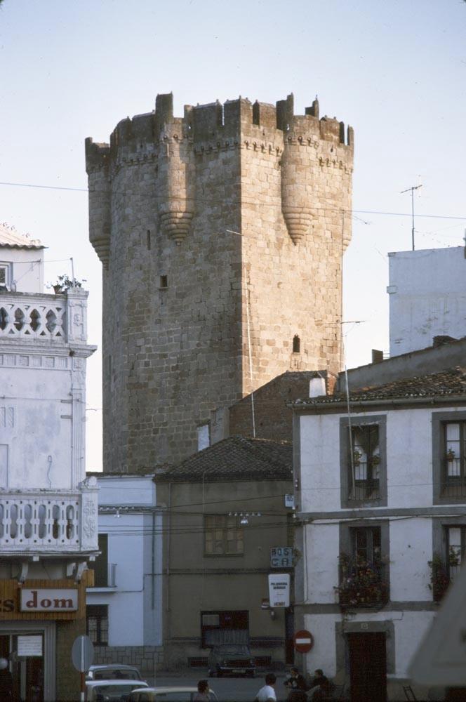 Vista de una de las torres del castillo y de la ciudad de Coria