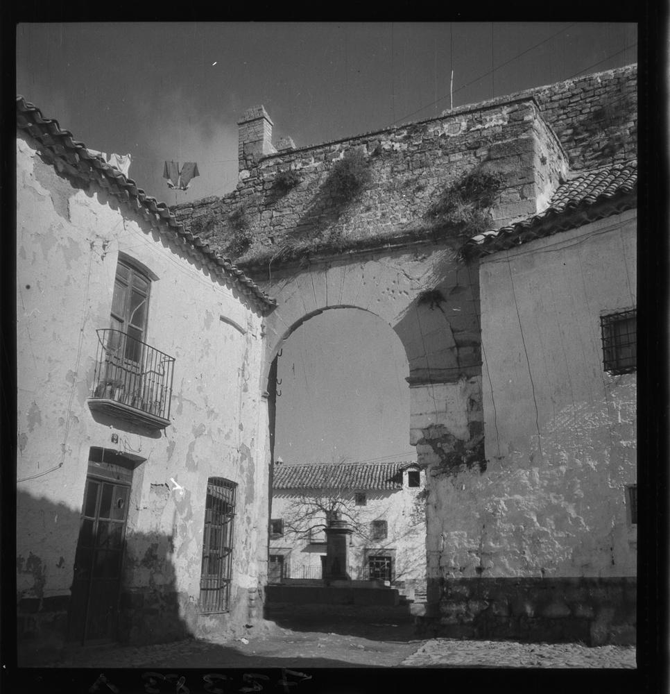 Vista de una plaza con fuente en el centro desde el arco · Juan Miguel Pando Barrero