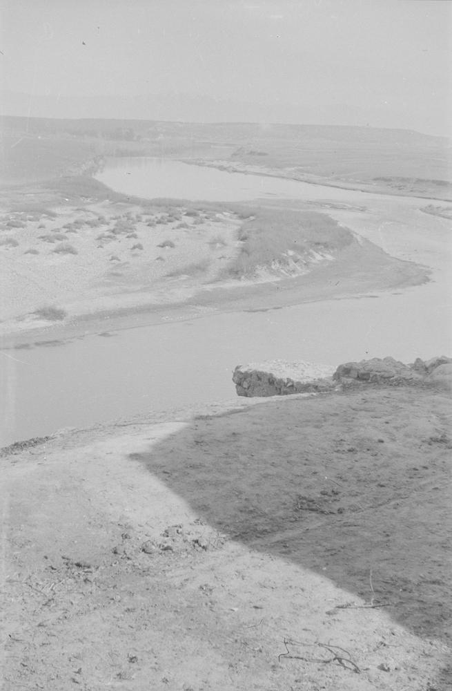 Vista del curso del río entre los campos