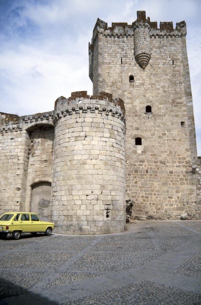 Vista del frente del castillo de Coria