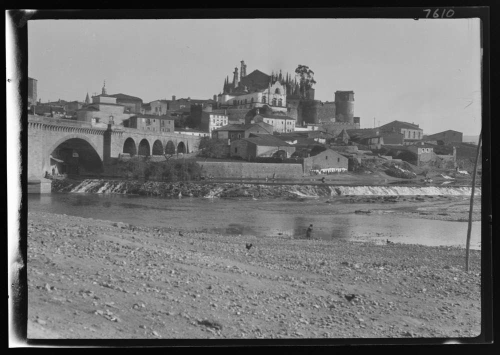 Vista del palacio episcopal y la catedral desde el puente