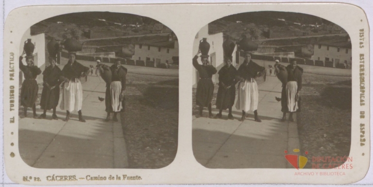 Vista estereoscópica de mujeres camino de la Fuente Concejo