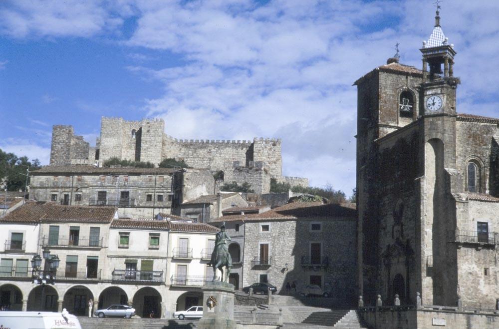 Vista general del castillo y localidad de Trujillo