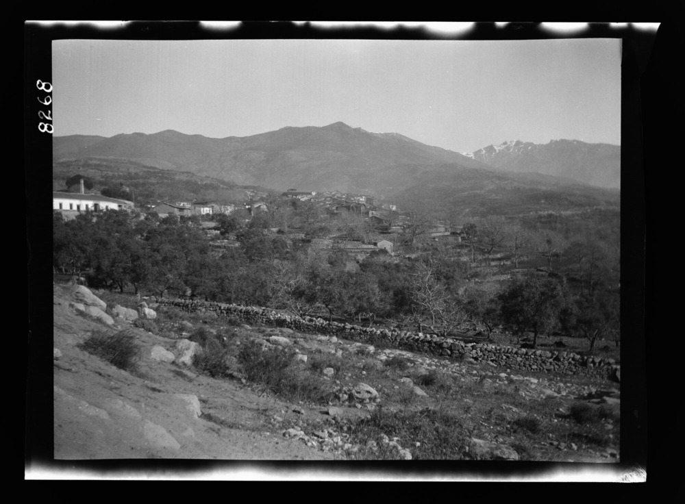 Vista lejana del pueblo y la sierra de Béjar