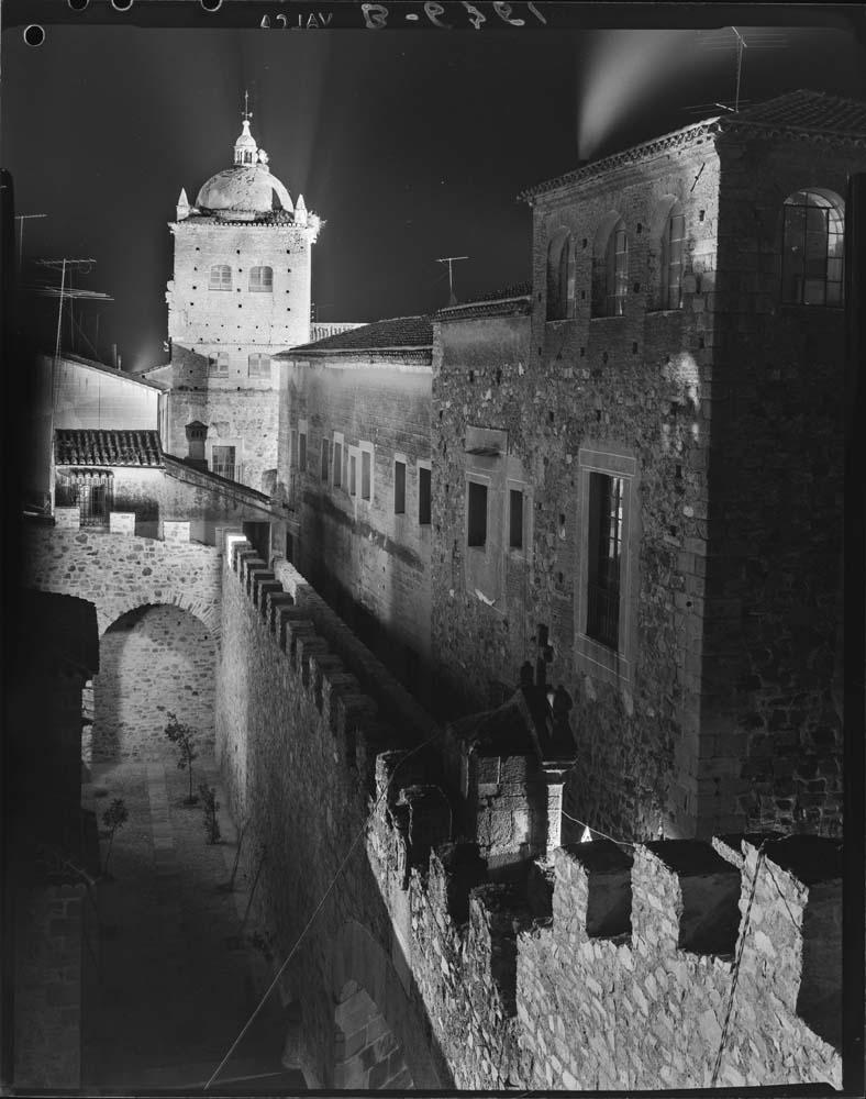 Vista nocturna de la ciudad vieja de Cáceres, adarve y arco