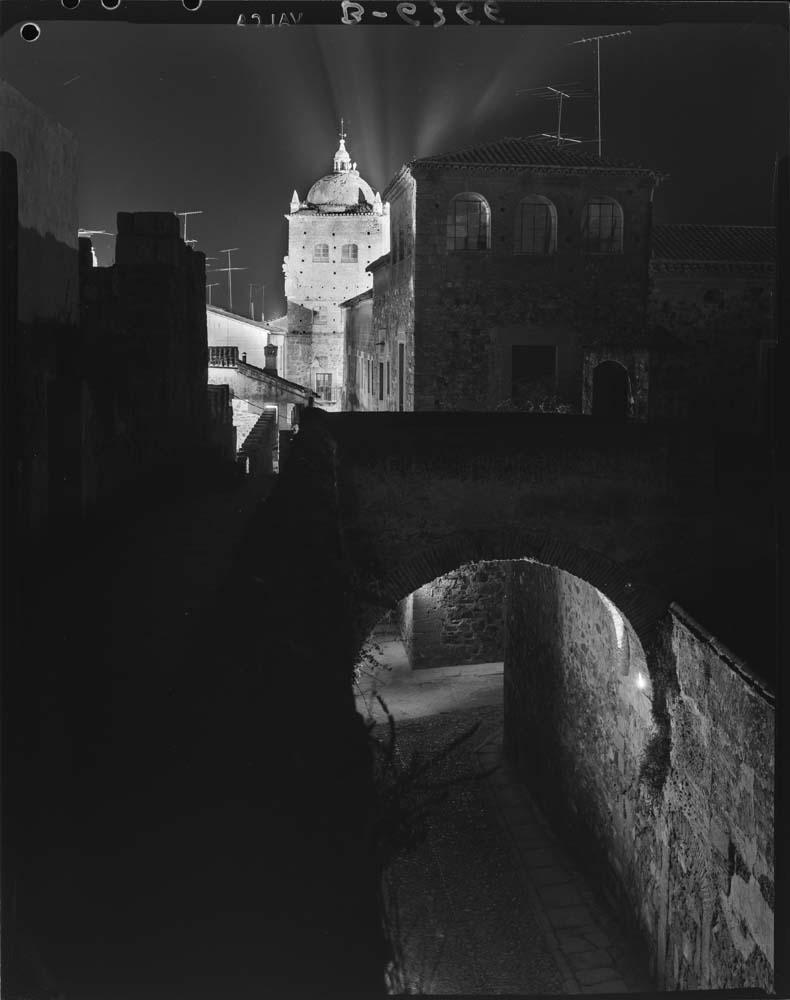 Vista nocturna de la ciudad vieja de Cáceres, adarve y arco