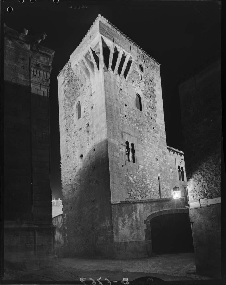 Vista nocturna de la ciudad vieja de Cáceres, casa