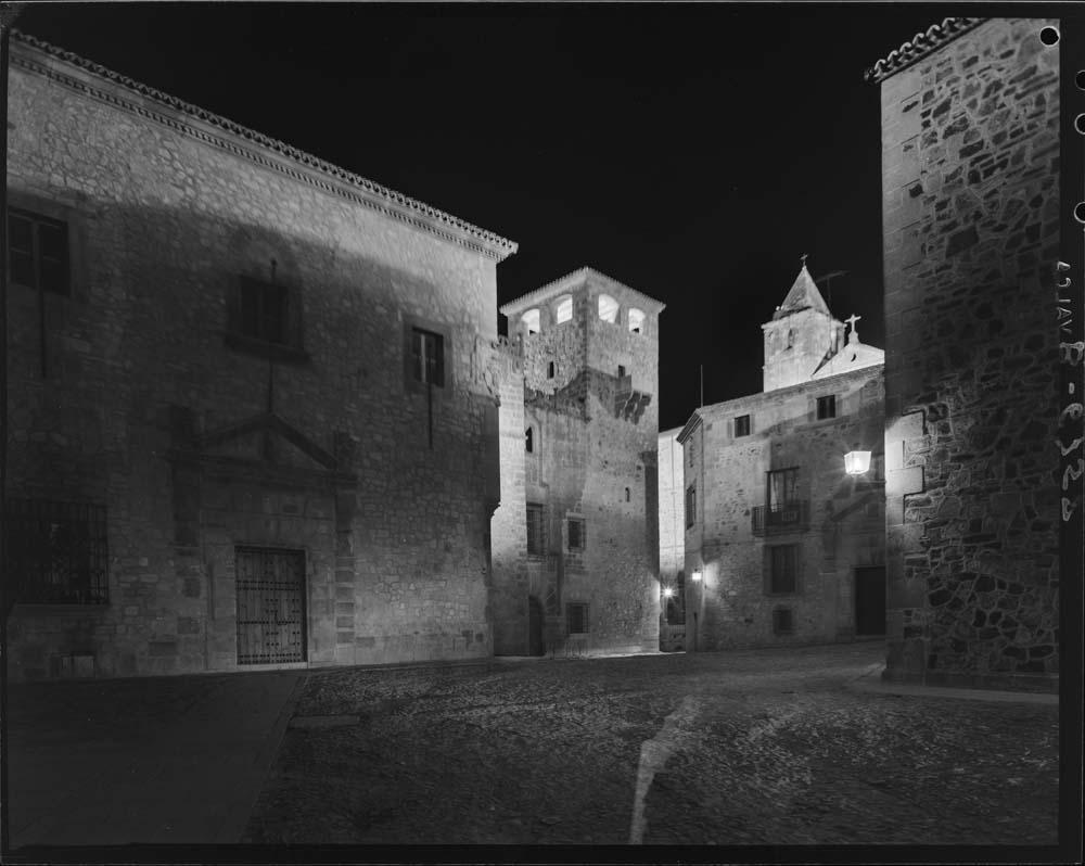 Vista nocturna de la ciudad vieja de Cáceres, fachada