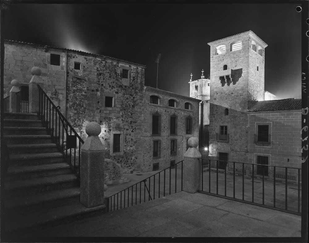 Vista nocturna de la ciudad vieja de Cáceres, fachada