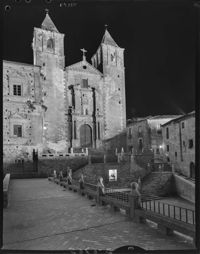 Vista nocturna de la ciudad vieja de Cáceres, fachada