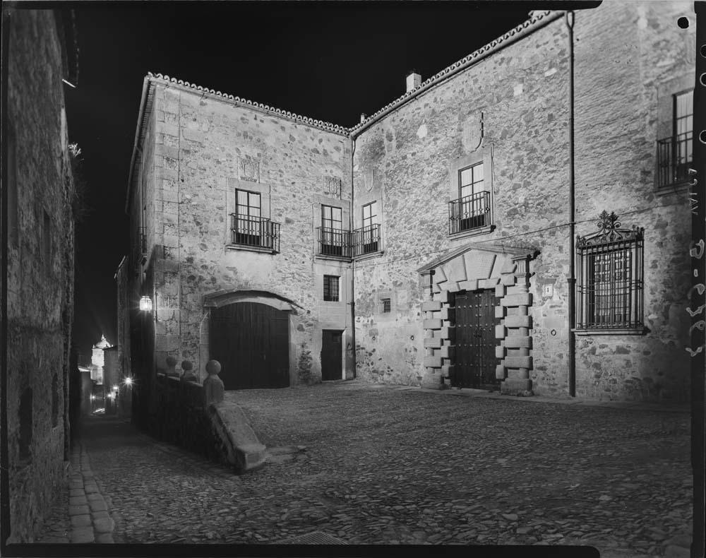 Vista nocturna de la ciudad vieja de Cáceres, palacio