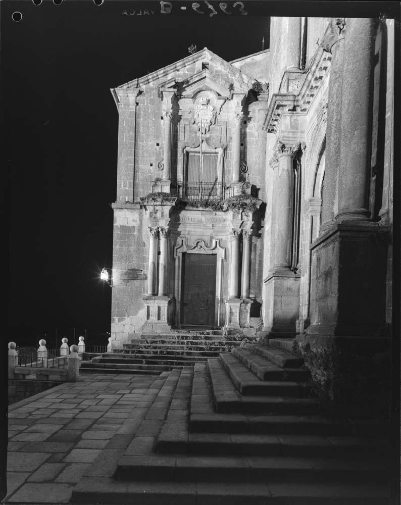 Vista nocturna de la ciudad vieja de Cáceres, parte