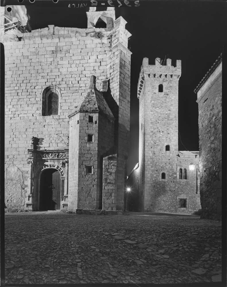 Vista nocturna de la ciudad vieja de Cáceres, plaza y fachada