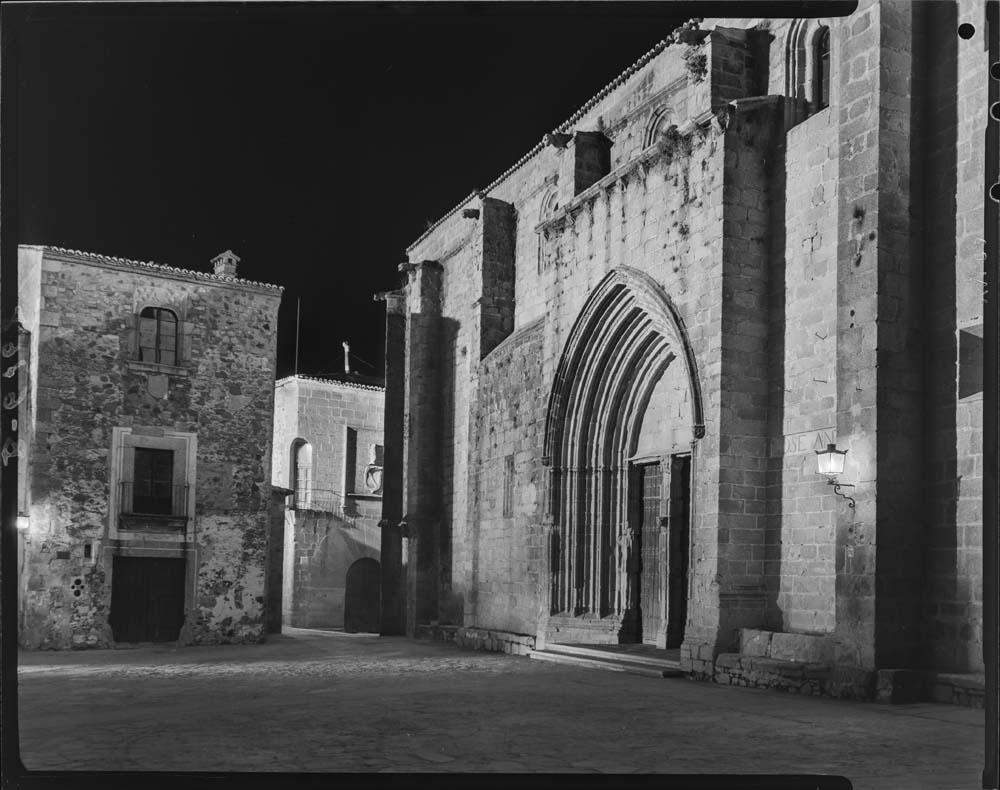 Vista nocturna de la ciudad vieja de Cáceres, portada gótica
