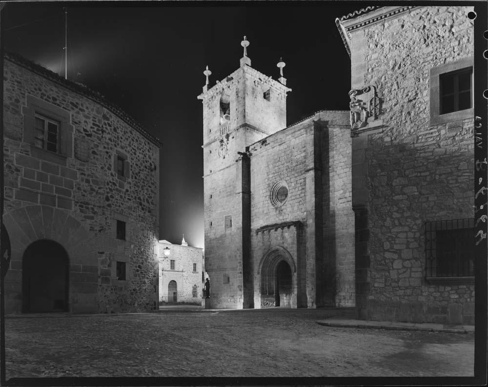 Vista nocturna de la ciudad vieja de Cáceres, portada