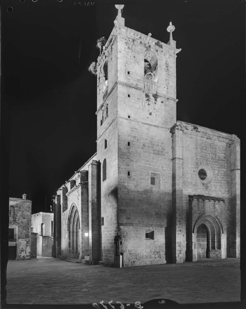 Vista nocturna de la ciudad vieja de Cáceres, portadas