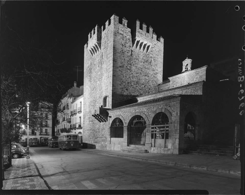 Vista nocturna de la ciudad vieja de Cáceres, torre de Bujaco