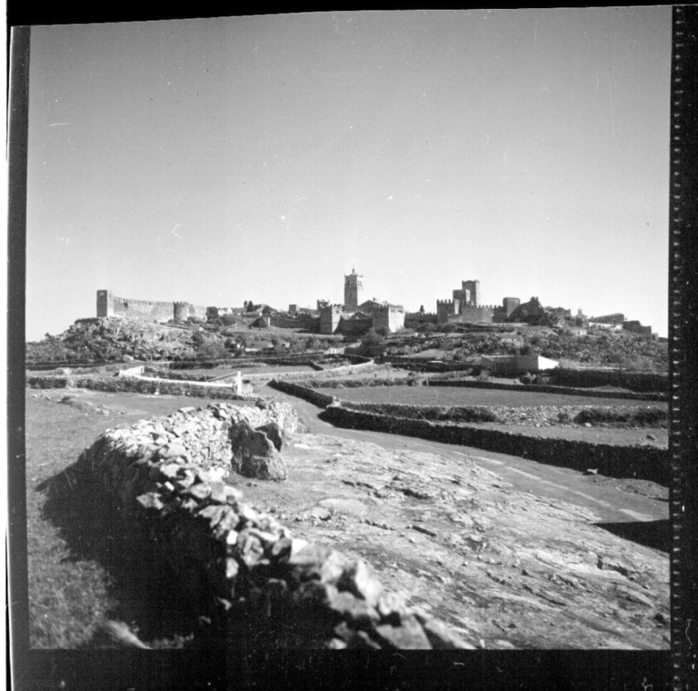 Vista panorámica con murallas