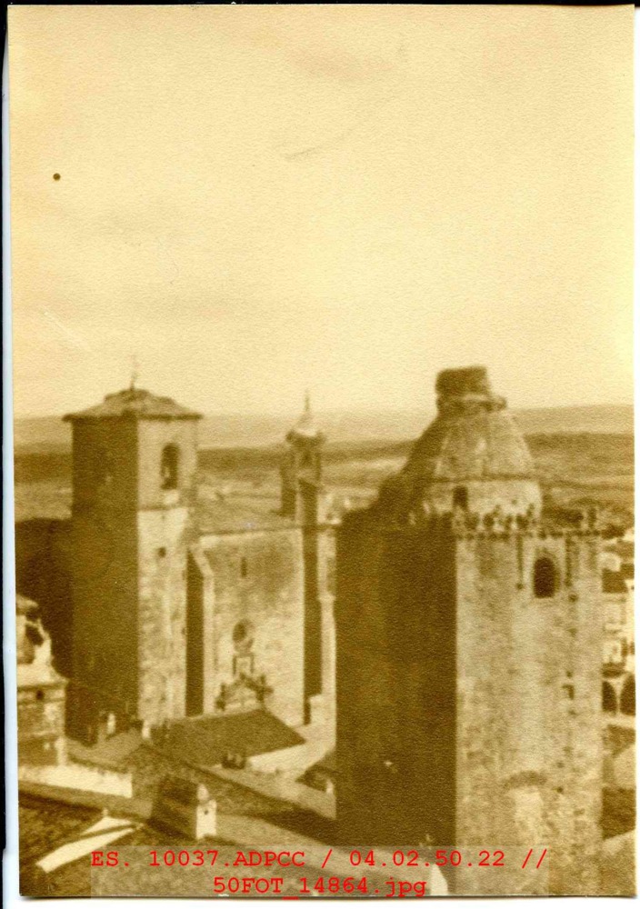 Vista panorámica de la torre del Alfiler y de la iglesia