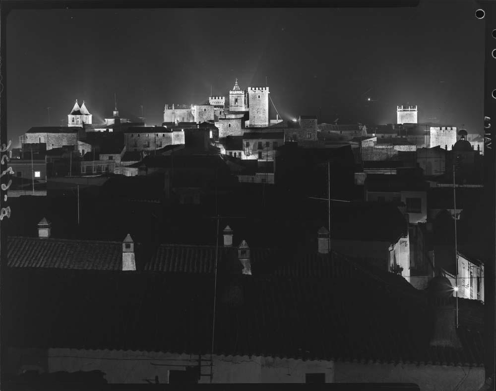 Vista panorámica nocturna de la ciudad vieja de Cáceres
