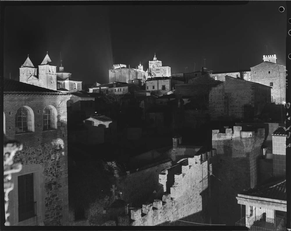 Vista panorámica nocturna de la ciudad vieja de Cáceres