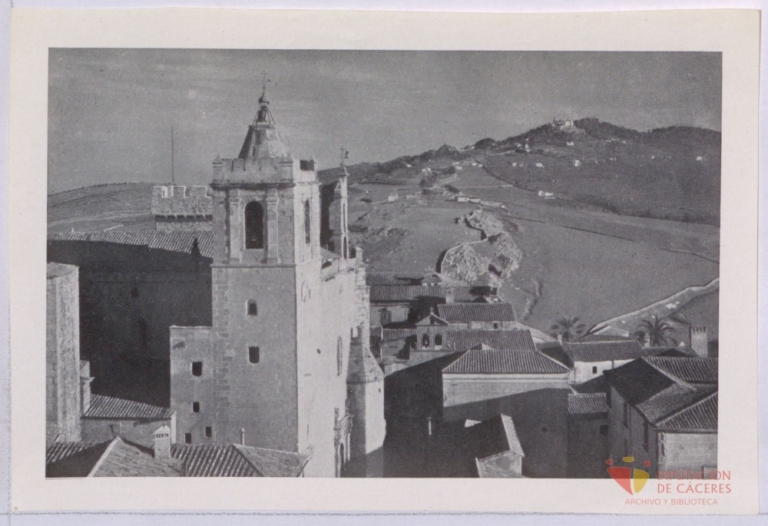 Vista parcial de Cáceres con la Montaña al fondo
