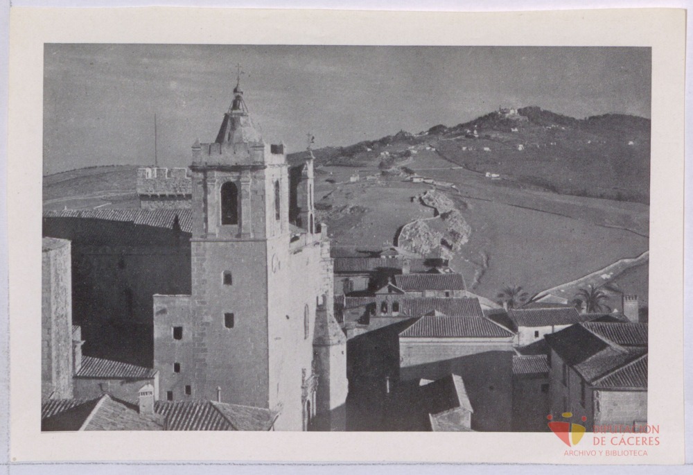 Vista parcial de Cáceres con la Montaña al fondo