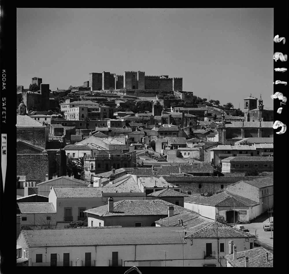 Vista parcial del pueblo con el castillo de fondo