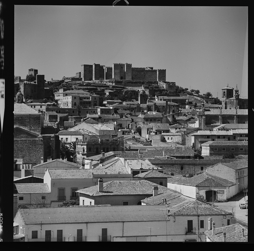 Vista parcial del pueblo con el castillo de fondo
