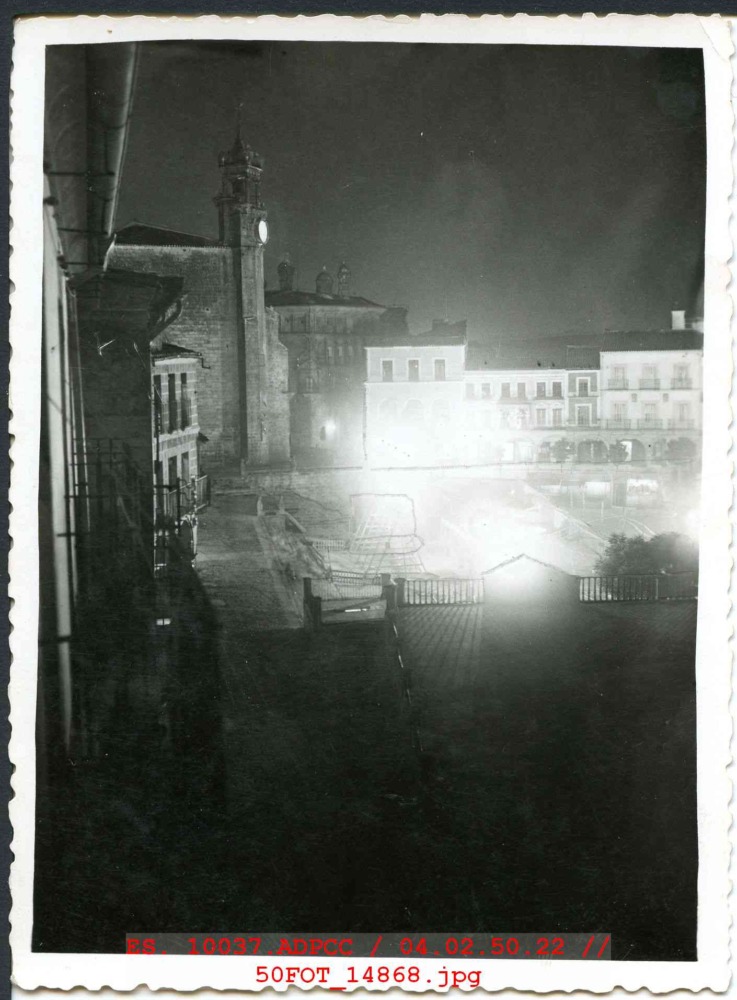 Vista parcial nocturna de la plaza Mayor de Trujillo